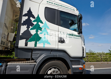 Le dépassement d'un camion sur l'autoroute M6 en Angleterre UK Banque D'Images