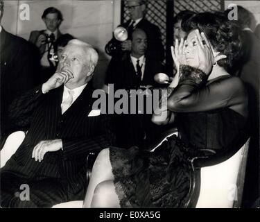 01 nov., 1965 - Sophia Loren et Charles Chaplin robe à Conférence. Charles Chaplin est d'une Sophia Loren et Marlon Brando dans un nouveau film - l'on appelle la Comtesse. Photo montre des études en expression de Charles Chaplin et Sophia Loren lors de la conférence de presse à l'Hôtel Savoy. Banque D'Images