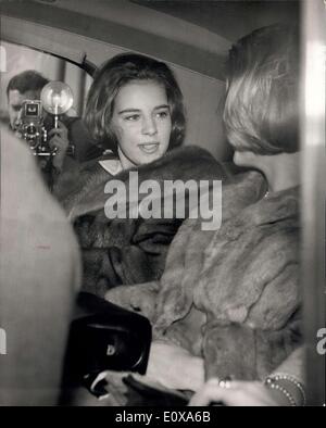 06 nov., 1965 - Queen Anne-Marine arrive par l'air du Danemark pour rejoindre son mari le roi Constantin à Londres : Reine Anne-Marie est arrivée à l'aéroport de Londres ce matin quand elle a volé dans de Copenhague à rejoindre son mari le roi Constantin de Grèce, qui a été assistant à une conférence à Londres yachting.leur petite fille La Princesse Alexia est remaing au Danemark avec ses grands-parents, le Roi et la Reine de Danemark. La photo montre la reine Anne-Marie représentée dans une voiture alors qu'elle a éloigné de l'aéroport aujourd'hui. Banque D'Images