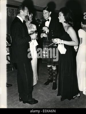 Le 10 novembre 1965 - 10-11-65 Fashion Show sur le Queen Elizabeth. 18 modèles de la Grande-Bretagne ont défilé devant des centaines d'acheteurs pour les principaux grands magasins, dans le salon lambrissé du paquebot Queen Elizabeth à New York. C'était la mode britannique U.S.A. Ã¢â'¬Ëoe66 , un défilé à bord du paquebot avec son objectif, à vendre un million de dollars de la mode britannique en Amérique. Photo : à bord du paquebot Queen Elizabeth où la mode britannique ont été montrées à des acheteurs américains sont Comm. Whitehead, de Schweppes (États-Unis), sur la gauche, et Lord Dunmore. Banque D'Images