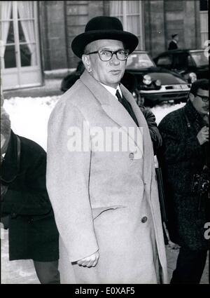 01 janvier 1966 - Première réunion du cabinet du nouveau gouvernement français : Le nouveau gouvernement français ont tenu leur première réunion du cabinet aujourd'hui. Photo montre Edgar Faure le nouveau ministre de l'Agriculture ayant l'Elysee Palace. Banque D'Images