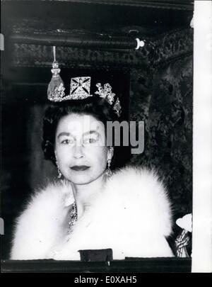 11 novembre 1965 - Ouverture du Parlement de l'État. : Sa Majesté la Reine a conduit du palais de Buckingham à l'État irlandais Coach ce matin, pour effectuer l'ouverture du Parlement, dans l'enceinte de la Chambre des Lords. Photo montre de Sa Majesté la Reine photographié alors qu'elle éloigne de la Chambre des Lords après l'ouverture du Parlement. Banque D'Images