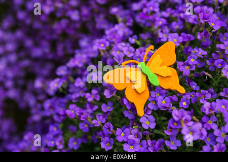 Un papillon feutre orange sur un lilacbush violett Banque D'Images