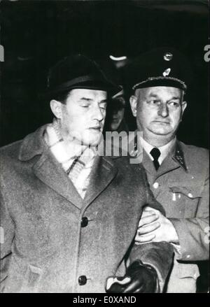 01 janvier 1966 - EICHMANN COMPLICE NOWAK ARRÊTÉ À WIEN : peu de temps après le général Francfort Ministère public a offert 10 000 DM-pour l'arrestation de l'ancien SS-Hauptsturm-fuhrer Franz Nowak, il a été arrêté vendredi à Vienne. Nowak est soupçonné qu'il était l'un des plus intimes de Co-operators Adolf Eichmann l'homme qui ''srésolue le problème juif''. Notre photo montre Nowak peu après avoir été arrêtés. Banque D'Images