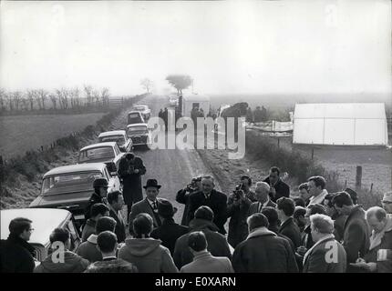 01 janvier 1966 - LA POLICE METTRE EN GARDE LES PARENTS DANS LA ZONE de chasse de la Police double meurtre le meurtrier de deux jeunes filles d'hier soir a mis en garde les parents de ne pas laisser les enfants tout seul. Dans un message aux familles vivant à proximité de l'A34 Birmingham-Stafford Lookley road, M. Tom, Sous-chef de police de Staffordshire, a déclaré : ''Un dangereux tueur impitoyable, est en général. Jusqu'à ce qu'il n'est pas trouvé d'enfant est en sécurité.'' le deuxième enfant est assassiné 6 ans Margaret Reynolds, qui a disparu depuis 4 mois Banque D'Images