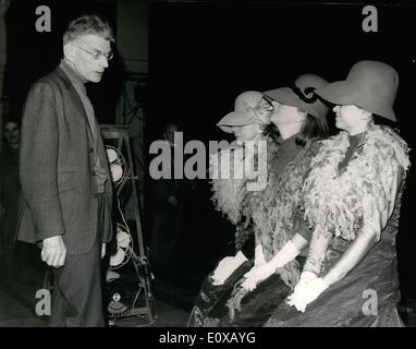 26 février 1966 - ici sont Samuel Becket, Madeleine Renaud, Simone Valère, et Annie Bertin en répétition pour ''Va et vient. Banque D'Images