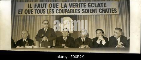 01 janvier 1966 - affaire Ben Barka : parties de l'aile gauche tenir la réunion de masse. Les Parties de l'aile gauche a tenu une réunion de masse demandant ''La Vérité'' à propos de l'affaire Ben Barka, au Palais de la mutualité, Paris la nuit dernière. Ops : Sur la tribune de G à D : Waldeck Rochet (Communiste), René Mayer (Président de la Ligue des droits de l'homme), Mitterrand (Ex-Presidential candidat), Martinet, Fuzier et Maliz Ong. Derrière un portrait de Ben Barka avec l'inscription : la vérité doivent être connus et les coupables punis. Banque D'Images