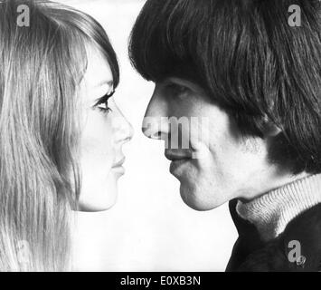 Portrait de George Harrison et sa femme Pattie Boyd regardaient Banque D'Images