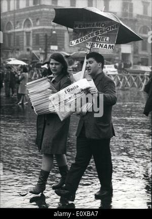 Mar. 03, 1966 - communistes italiens mis en scène rallye Piazza del Popolo (Place du Peuple) au Vietnam. Près de 7 000 personnes se sont réunies sur la place d'entendre les orateurs de gauche fustiger ''agression'' au Vietnam. Le parti communiste italien a mis en scène une grande publicité pour les jours, ils ont prévu que des dizaines de milliers d'assister au rassemblement de toute l'Italie. La pluie a cessé et le soleil réchauffe Rome quelques heures après le rallye n'étaient plus. OPS :- Le Parti Communiste d'newseyes LaUnita «'', le journal communiste. Banque D'Images