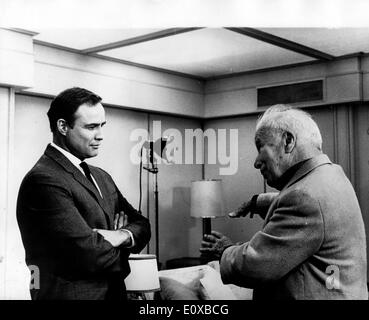 Marlon Brando directeur de Charlie Chaplin sur le plateau Banque D'Images