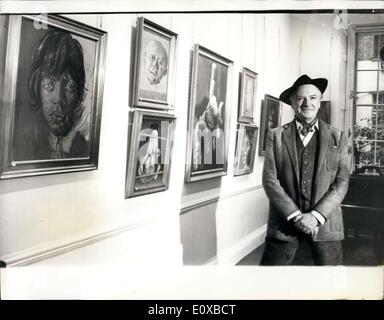 26 janvier 1966 - Cecil Beaton's première exposition de toiles : Cecil Beaton, le célèbre photographe et scénographe, organise sa première exposition de toiles à la Lefevre Gallery, Bruton Street, à partir de janvier 27 au 26 février. L'exposition qui se compose de quelques trente à quarante peintures, illustre la vaste gamme de M. Beaton's travail de peintre à l'huile. Photo montre Cecil Beaton en photo avec certains de ses tableaux. En premier plan est sa peinture de Rolling Stone, Mick Jagger, dont M. Beaton a intitulé 'Singer' Banque D'Images