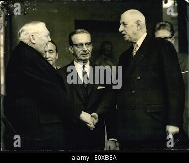 02 février 1966 - De Gaulle Erhard parle à Paris la chancelière allemande Erhard qui est sur une visite de deux jours à Paris avait une marche avec le général De Gaule à l'Elysée aujourd'hui. photo show Smiling Erhard shaking hands with De Gtaulle. Banque D'Images