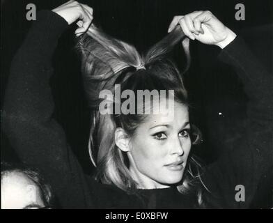 Mar. 03, 1966 - Stars participant à la Rote de demain assister aux répétitions des performances du Film : Le vingtième Royal Film Performance a lieu demain soir à l'Odéon, Leicester Square, quand le film ''Born Free'' s'affiche dans la présence de Sa Majesté la Reine. Étoiles qui sera présenté à Sa Majesté et d'autres qui prendront part à l'étape précédant la présentation du film Royal, ont été à l'odéon aujourd'hui aux répétitions. La photo montre l'actrice Ursula Andress a adopté cette posture peu orthodoxes alors qu'elle regardait les répétitions d'aujourd'hui à l'Odéon. Banque D'Images