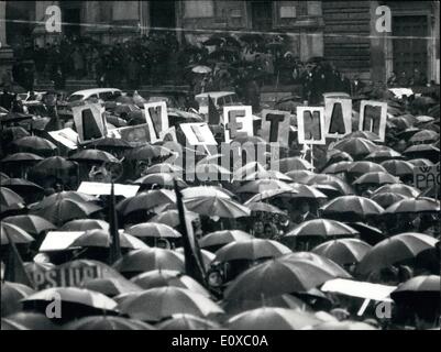 Mar. 03, 1966 - Rome, mars 1966 - communistes italiens mis en scène rallyes dans la Piazza del Popolo (Place du Peuple aujourd'hui sur le Vietnam. Un Banque D'Images