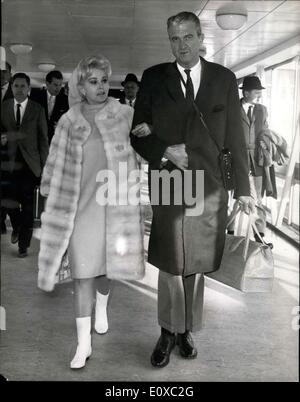 12 mars 1966 - Zsa Zsa Gabor arrive à Londres avec Mari numéro cinq. L'actrice Zsa Zsa Gabor a volé dans l'aéroport de Londres aujourd'hui, accompagnée par son cinquième mari, 51 ans, Joshua Cosden climan Texan, qu'elle épousa à Los Angeles jeudi. Zsa Zsa est là pour figurer sur l'Eamonn Andrews montrent le dimanche. Zsa Zsa Gabor montre photo et son mari Jushua Coden à pied de l'avion lorsqu'ils sont arrivés à l'aéroport de Londres à partir des États-Unis aujourd'hui. Banque D'Images