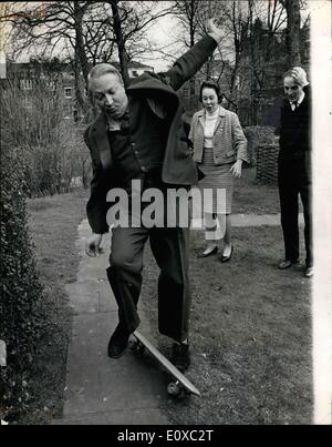 Mar. 14, 1966 - M. Heath essaie l'Skateboard : M. Edward Heath, le chef du parti conservateur, a visité hier le Kensington accueil de son ami, M. Robert Allan, son chef de cabinet au cours de la campagne électorale et député de Paddington pour 15 ans avant de prendre sa retraite récente. Photo montre. M. Edward Heath prend presque un sèche hier lorsqu'il a essayé le skateboard appartenant à M. Allan'a 15 ans, fils, Alexandre. Banque D'Images