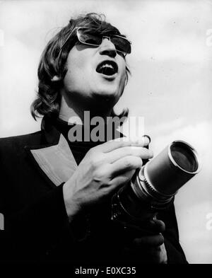 Le chanteur des Beatles John Lennon à prendre des photos Banque D'Images