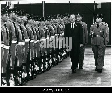 02 février 1966 - La visite à l'Australie par Monsieur Hubert Humpreys, Vice-président des États-Unis, a été un événement majeur en Australie. Ici il inspecte la garde d'honneur de la Royal Australian Air Force à Canberra en février, 1966. Avec M. Humphreys est le commandant de la garde, vol-lieutenant J.J. Meyers (droit)suivi par le colonel A.D. Garnison, le commandant de base R.A.A.F.. Banque D'Images