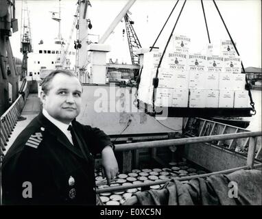 02 février 1966 - Colombie Britannique et Whisky Gin pour la Russie : ce matin à la Surrey Docks commerciaux. L'exportation la plus importante de la Gin et Whisky jusqu'à présent a été chargé à bord du cargo soviétique ''Irtyshles''. L'envoi, à destination de Moscou, par l'intermédiaire de Leningrad se compose de 50 000 bouteilles de whisky et 20 000 bouteilles de Gin. La photo montre le capitaine Novighkov, du ''cargo russe Irtyshles'' voit la première charge dans la cale du navire à la Surrey Docks commerciaux. Banque D'Images