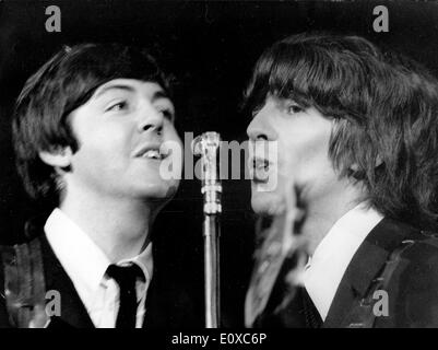 Les Beatles Paul McCartney et George Harrison lors d'un concert au Shea Stadium Banque D'Images