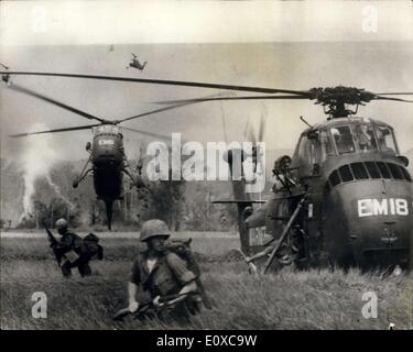 25 mars 1966 - La guerre au Vietnam -Terre d'hélicoptères militaires en opération contre les Viet Cong : Phot montre des soldats qui se trouvent à la hauteur de la taille dans les champs marécageux comme ils sautent les hélicoptères qui ont les porte à l'action contre les Viet Cong. Plus de 400 hommes ont pris part au raid de nettoyer, mais la fumée est d'une fusée de phosphore utilisé comme marqueur d'atterrissage par une observation des oiseaux ''chien'' plan. Banque D'Images