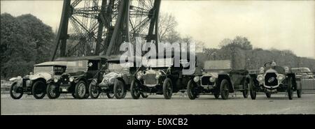 Avril 04, 1966 - Musée Vets concurrencer dans la course sur route : 90 début de siècle archaïque - automobiles participent à la 5e voiture de course museul international. L'envoyer - arrêt a été donné à l a pied de la Tour Eiffel ce matin. La photo montre une partie de la "vu des vétérinaires avant l'envoyer - off. Banque D'Images