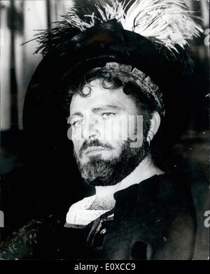 Avril 04, 1966 - Richard Burton comme ''Petruchio'' dans la version cinématographique de ''La Mégère apprivoisée de Shakespeare'' : ''La Mégère Apprivoisée'' maintenant être filmé à Rome et avec Richard Burton et sa femme, Elizabeth Taylor va porter à l'écran le plus somptueusement mis en scène film version jamais tenté d'un des plus drôle de l'tarifs Shakespeare.Le film est réalisé par F. Zeffirelli. Montre Photo : Richard Burton comme il apparaît comme ''Petruchio'' dans la version cinématographique de la pièce de Shakespeare "La Mégère apprivoisée" actuellement en cours à Rome. Banque D'Images