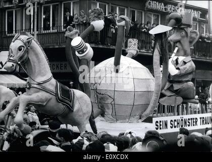 22 février 1966 - Défilé Rosemonday à Mayence:Quelques 500000 spectateurs ont assisté plus grand événement de Mayence - cérémonie de la célèbre Rosemonday Parade, au sommet de la période de carnaval en Allemagne. Parmi les flotteurs avec photos politique était celui-ci, montrant le président français De Gaulle essayant règne leur monde comme un serpent piper. Banque D'Images