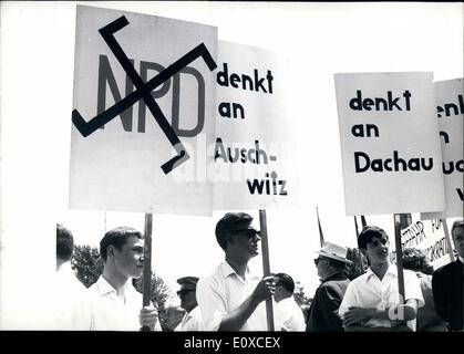 Juin 06, 1966 - NPD-réunion de Karlsruhe : De Junbe 17 au 19 juin 1966 la deuxième réunion du parti fédéral NPD (parti national-démocrate d'Allemagne) a lieu dans Kerlsruhe malgré de nombreuses actions de protestation-SPD (Parti social-démocrate d'Allemagne), les organisations syndicales et le gouvernement de l'mubnicipal Karlshruhe. Dans l'opposition du NPD 4000-membres environ 20000 membres du SPD et de Karlsruhe est arrivé le 17 juin afin de faire des manifestations contre le NPD-parti-réunion. Photo montre les manifestants avec des transparents avec des paroles contre le NPD. Banque D'Images