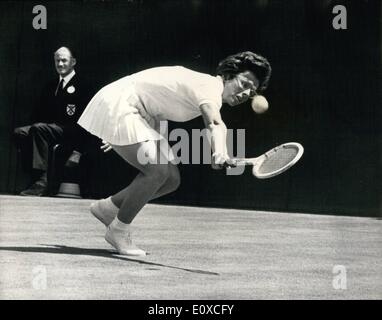 Juin 06, 1966 - tennis à Wimbledon. Les demi-finales battu Margaret Smith. Photo montre Mme B.J. King U.S.A. dans un Banque D'Images