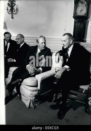 Juin 06, 1966 - M. Heath rencontre le président Johnson. Photo : M. Edward Heath, chef du parti conservateur de la Grande-Bretagne - en photo en conversation avec le président américain Johnson quand ils se sont rencontrés à Washington mercredi. Banque D'Images