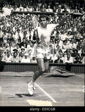 Juin 06, 1966 - tennis à Wimbledon. : M. Santana Vs. O.K. Davidson. Photo montre M. Santana (Espagne), à jouer contre l'O.K. Davidson l'Australie), au cours de leur match à Wimbledon aujourd'hui. Banque D'Images