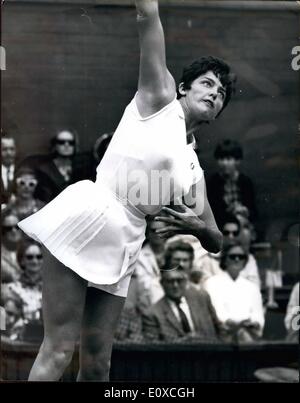 Juin 06, 1966 - Championnats de tennis de Wimbledon (Mesdames jour) Margaret Smith (Australie) titulaire contre Liz Starkle (GB). Photo montre Margaret Smith (Australie), le titulaire vu en action lors de son match contre Elizabeth Starkie (G.B.) aujourd'hui. Banque D'Images