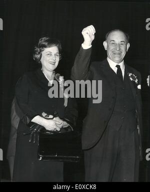 Avril 04, 1966 - Travail remporte l'élection générale. Patrick Gordon Walker gagne Leyton. Hier dans le élection générale, - M. Patrick Gordon Walker a une majorité de 8 646 à Leyton, Londres, où il a perdu un siège tenu lors d'une élection partielle l'année dernière. Photo montre :  Monsieur Patrick Gordon Walker est vu avec sa femme la nuit dernière, après avoir remporté pour la main-d'Leyton avec une majorité de 8 646. Banque D'Images