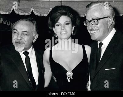 Avril 04, 1966 - Les stars du film 'Le plus grand ensemble de tous'' ont été présentés à la presse. Ils sont Vittorio De Sica (un vieux gangster..) Edward G. Robinson (le professeur du gang..) et la dernière superstar Raquel Welch (toi femme de la bande..). Photo montre Edward G. Robinson, Raquel Welch et Vittorio de Sica. Banque D'Images