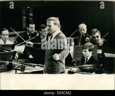 Avril 04, 1966 - l'anniversaire de Menuhin à répéter pour les concerts : le célèbre violoniste Yehudi Menuhin, du cinquantième anniversaire, concert a lieu ce soir au Royal Festival Hall, à l'aide de son école de musique à Stoke D'Abernon, pendant le concert, Yehudi Menuhin effectuera ses deux sœurs, Yaltah et Hephzibah, et son fils âgé de 14 ans, Jeremy dans les trois concerts de piano de Mozart. Le concert marque également Jeremy's débuts à Londres en tant que pianiste de concert. La photo montre la Yhudi Philharmornic Menuhin conduit l'Orchestre de Londres pendant les répétitions ce matin. n la droite au piano est son fils Jeremy. Banque D'Images