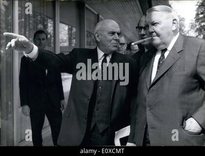 Avril 04, 1966 - McCloy répond aux Chancelier allemand Erhard et Ministre des affaires étrangères Schroder : Un jour avant la visite du Ministre français des Affaires étrangères, Couve de Murville, chancelier Erhard a reçu M. McCloy envoyé de nous Ministère des affaires étrangères afin de discuter des problèmes de l'OTAN le 17 avril à Bonn. Le vendredi après-midi (15.04.1966) McCloy a rencontré le Ministre allemand des affaires étrangères Gerhard Schroder Banque D'Images