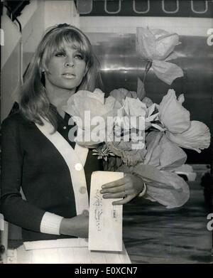 Avril 04, 1966 - Oscar-Winning Julie Christie retourne à Hollywood. L'actrice britannique Julie Christie, est revenu d'Hollywood, où elle a été nommée meilleure actrice de 1965 et a reçu un Oscar pour sa performance dans le film britannique ''Darling.'' Photo Keystone montre : - Julie Christie - qui est représenté sur l'arrivée à l'aéroport de Londres, avec un énorme bouquet de fleurs artificielles. Banque D'Images