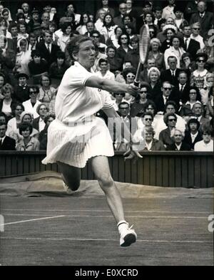 Juin 06, 1966 - champion de tennis de Wimbledon les navires (mesdames jour) Margaret Smith (Australie) Versus, E. Starkie (G.B), photo montre Elizabeth Starkie, (G.B), vu en action lors de son match contre Margaret Smith (Australie), le titulaire , aujourd'hui. Banque D'Images