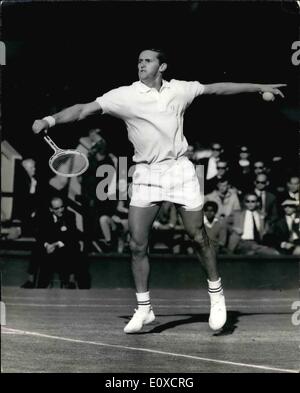 Juin 06, 1966 - Championnats de tennis de Wimbledon contre Emerson C. Pasabill (USA) : Photo montre. E. Emerson (Australie) No 1 graine vu en jeu cet après-midi contre C. Pasarell (USA) à Wimbledon. Banque D'Images