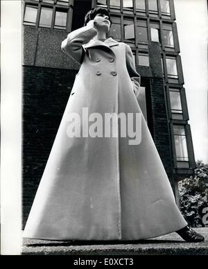 Juin 06, 1966 - ART COLLEGE ÉTUDIANTS A DÉFILÉ sur une heure d'affichage de 100 vêtements, hier a été organisée par des étudiants de dernière année du Royal College of Art's School of Design de mode. Les modes ont été sertainly différents. Photo montre :- Modèle Gay-Walsh porte une toe-longueur coût chameau conçu par Carole Richardson étudiant. à hier, c'est afficher. Banque D'Images