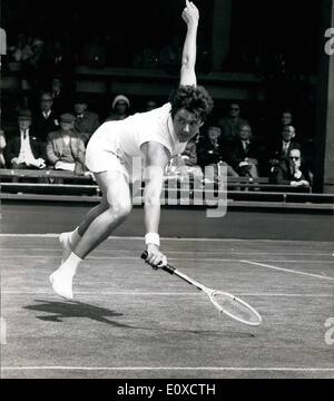 Juin 06, 1966 - tennis à Wimbledon. Margaret Smith gagne. Photo montre Mlle M. Smith, de l'Australie, que l'on voit en action pendant son match contre Mlle T. Groenman (Pays-Bas), à Wimbledon aujourd'hui. Mme Smith a remporté en deux sets. Banque D'Images