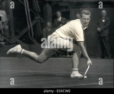 Juin 06, 1966 - Jour de l'ouverture du tournoi de tennis de Wimbledon Stilwell (GB) contre Richey (Etats-Unis). Photo montre G. Stilwell (GB) vu en jeu contre G. Richey (USA) au cours de leur match d'aujourd'hui. Banque D'Images