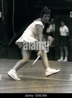 Juin 06, 1966 - WIGHTMAN CUP À WIMBLEDON DEUXIÈME JOUR. PHOTO : MISS SHAW G.B. vu en jeu contre Mlle EISEL U.S.A. qui elle a battu en deux sets. Banque D'Images