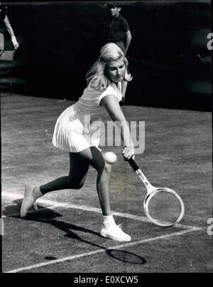 Juin 06, 1966 - Championnats de tennis de Wimbledon joue soeur soeur en simple féminin. Montre PHOTO : CAROL SHERRIFF vu en jeu contre sa sœur GAIL à Wimbledon aujourd'hui, les deux sont de l'Australie. Banque D'Images