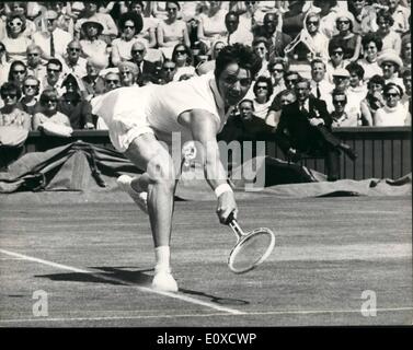 Juin 06, 1966 - tennis à Wimbledon - Dames en demi-finale. Margaret Smith battus. Photo montre Margaret Smith Australie Banque D'Images