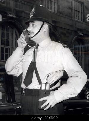 Avril 06, 1966 - une radio bidirectionnelle pour les policiers sur le terrain. : photo montre un Londres policiers démontrant la nouvelle radio talkie-walkie du type émis à des policiers patrouillant dans six divisions de Londres. Les ensembles qui s'inscrivent dans le cadre d'une tunique, des policiers ne pèsent que 21b, et se composent de deux unités récepteur et l'émetteur, avec un câble souple fixé sur le micro qui sert également de haut-parleur. Le système semble être étendue à l'ensemble de la région métropolitaine de Londres. Banque D'Images