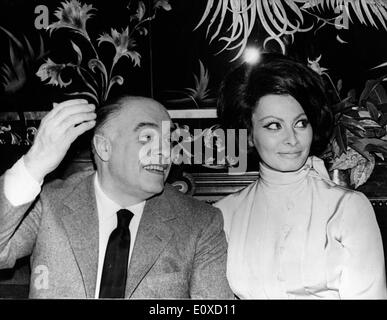 Actrice Sophia Loren assis avec son mari Carlo Ponti Banque D'Images