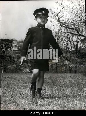 Avril 13, 1966 - Prince Hiro entrant Gakushūin. L'école primaire : Prince Hiro, six ans, fils du prince héritier Akihito et couronne Banque D'Images