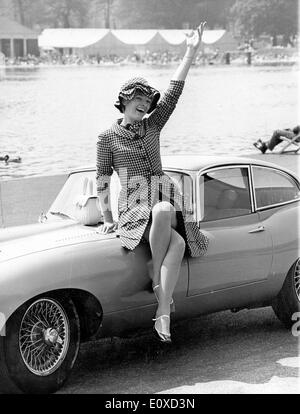 Singer Tonia Berne avec son nouveau E-Type Jaguar Banque D'Images